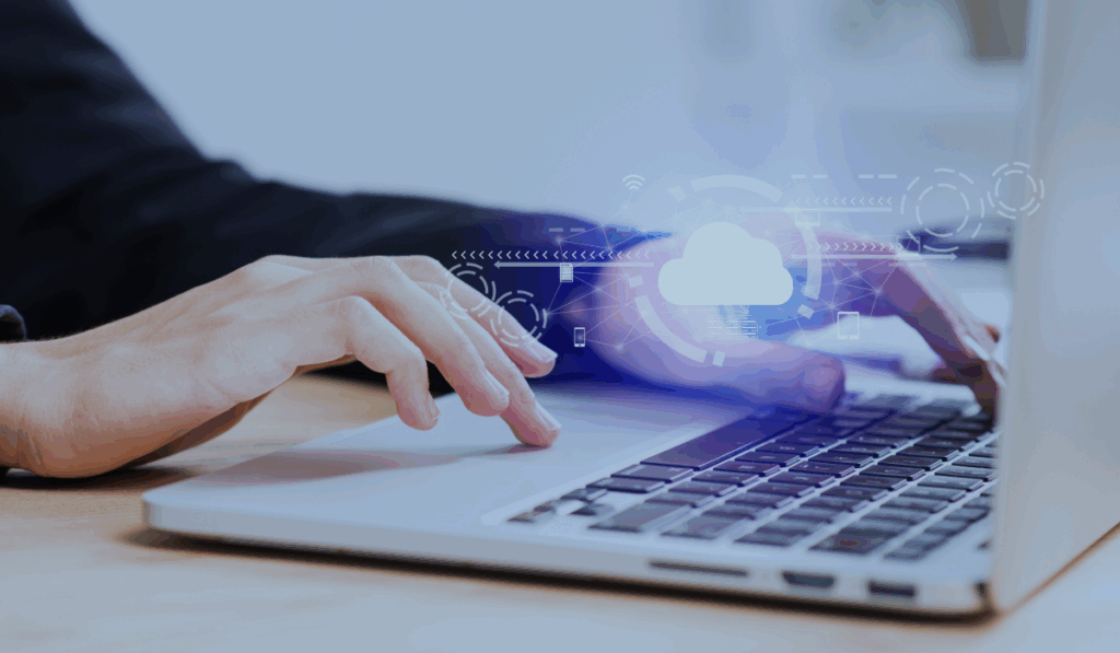 Profissional usando laptop com sobreposição gráfica de nuvem e rede de conexões, simbolizando processos estruturados de atendimento via Service Cloud.